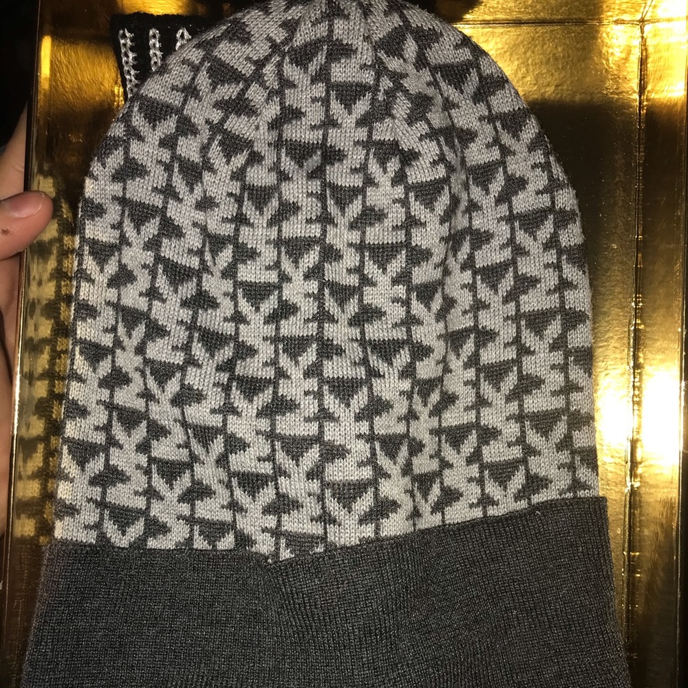 Beanie and gloves - Picture 3 of 4